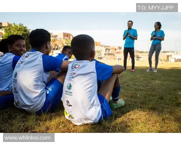 冷面球星绿茵场上的坚毅背影与足球世界中的无声传奇